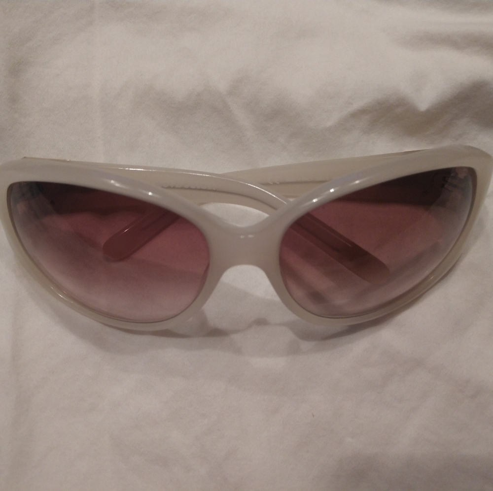 Beautiful, perfect white Juicy Couture sunglasses